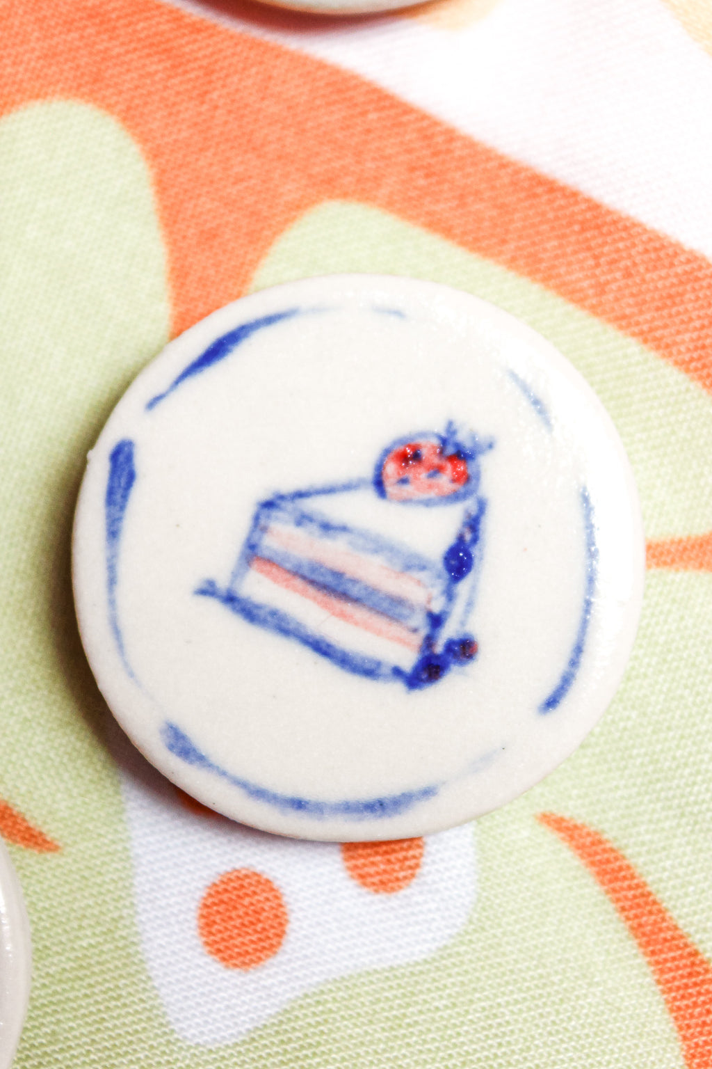 Lulu Round Ceramic Magnet in Strawberry Cake